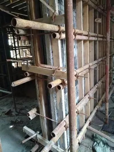 建筑模板这样加固，浇筑混凝土再也没有爆过！